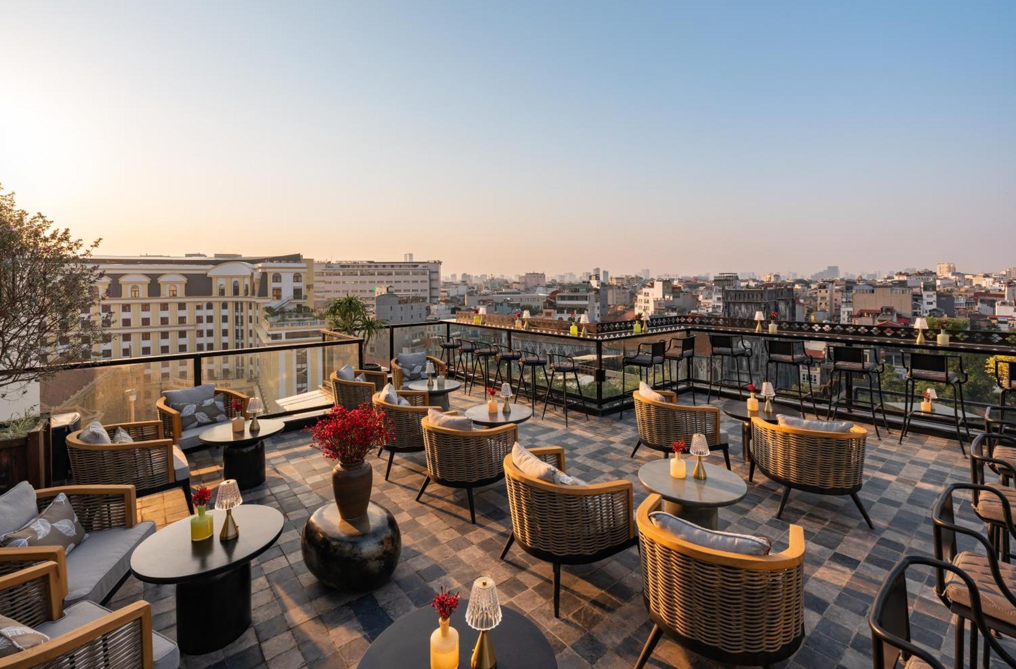 Grand Hotel Du Lac Hanoi Kültér fotó Rooftop bar at the hotel