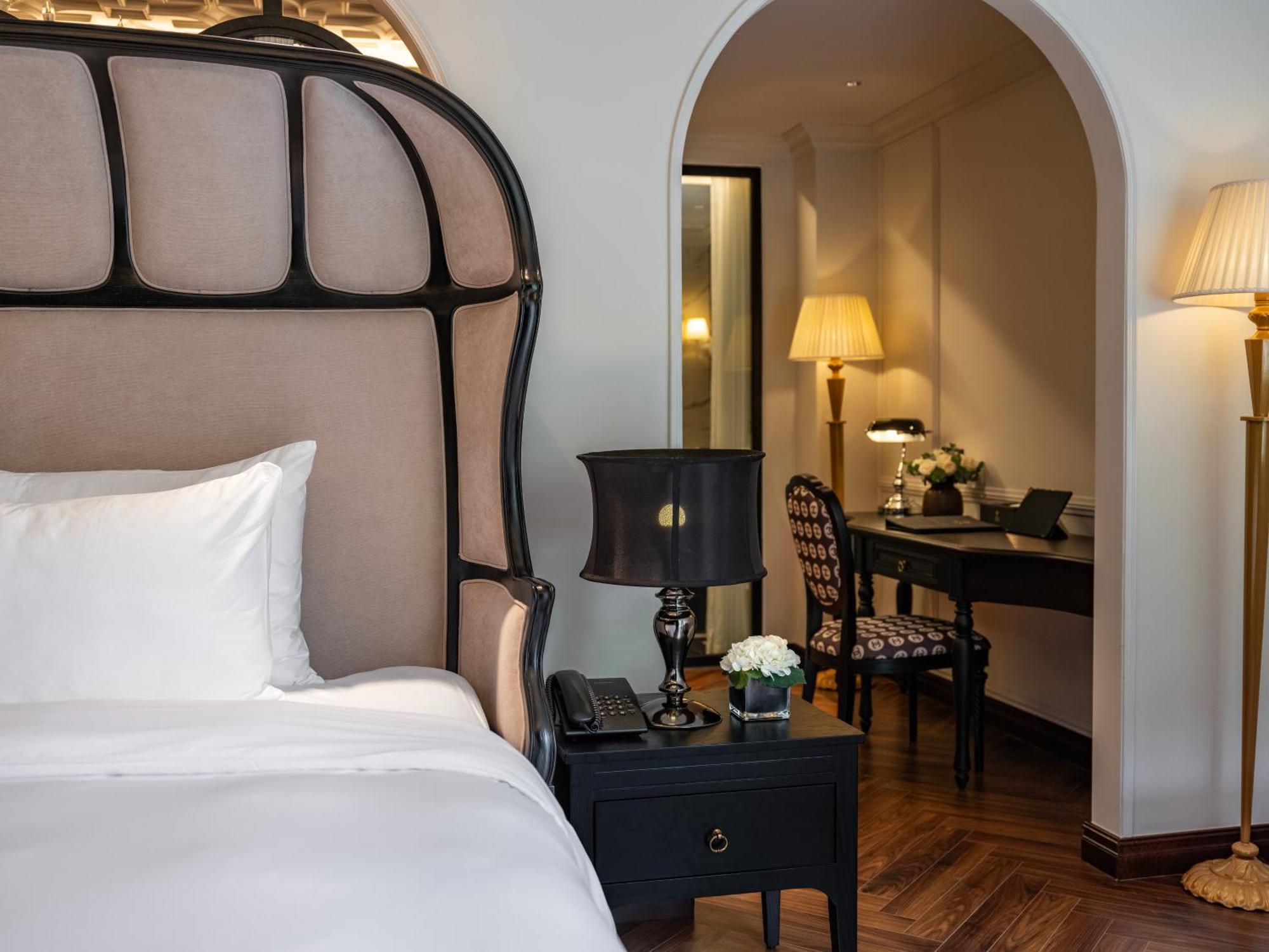 Grand Hotel Du Lac Hanoi Kültér fotó A bedroom at the hotel
