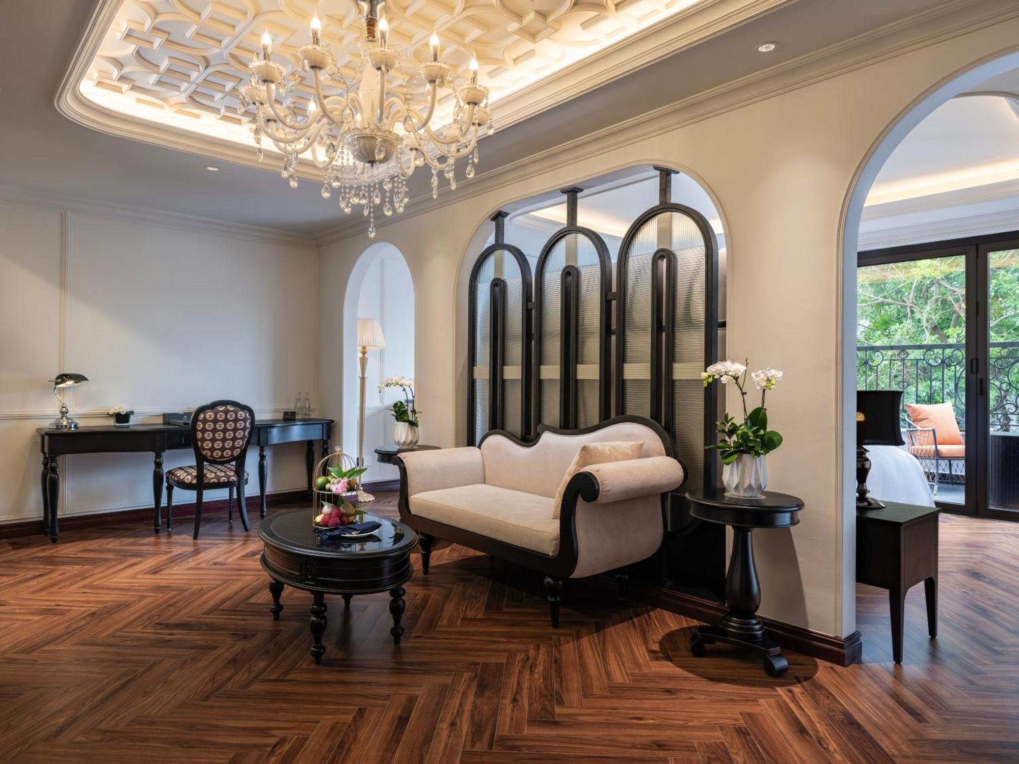 Grand Hotel Du Lac Hanoi Kültér fotó The living room of a suite at the Mandarin Oriental, Bangkok