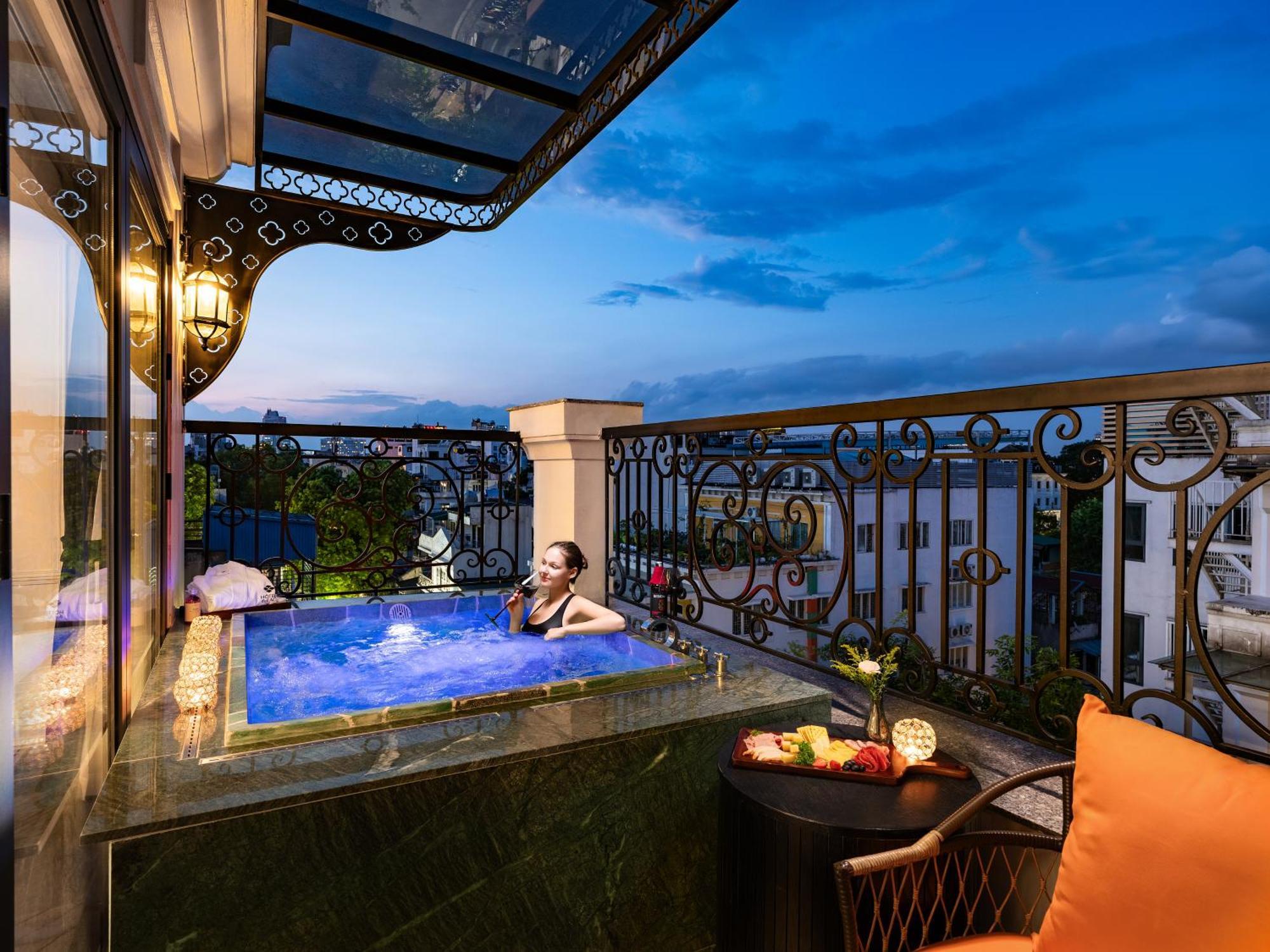 Grand Hotel Du Lac Hanoi Kültér fotó The hotel's rooftop pool