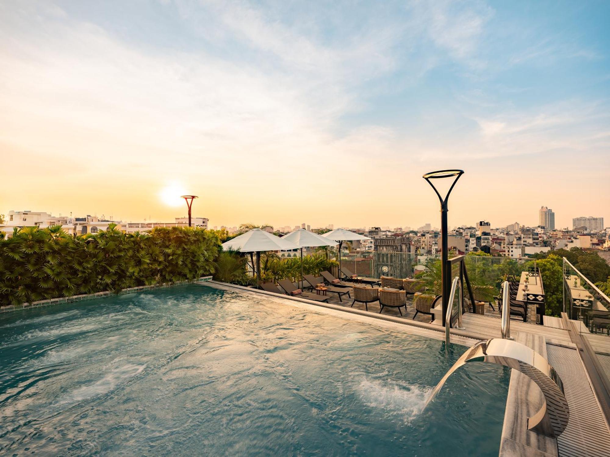 Grand Hotel Du Lac Hanoi Kültér fotó Rooftop pool at the hotel